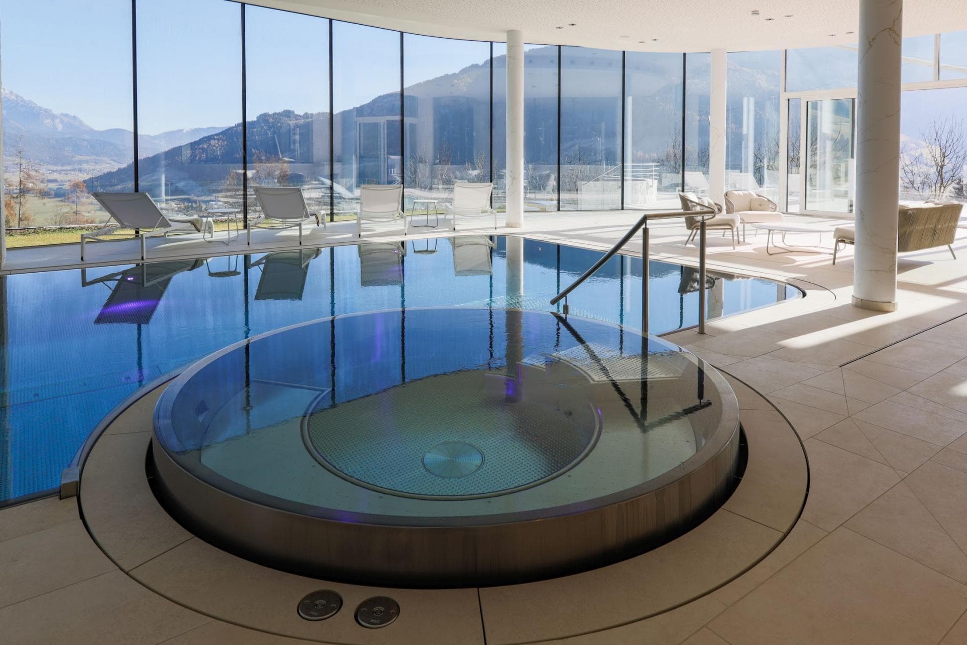Spa intérieur avec vue sur les montagnes